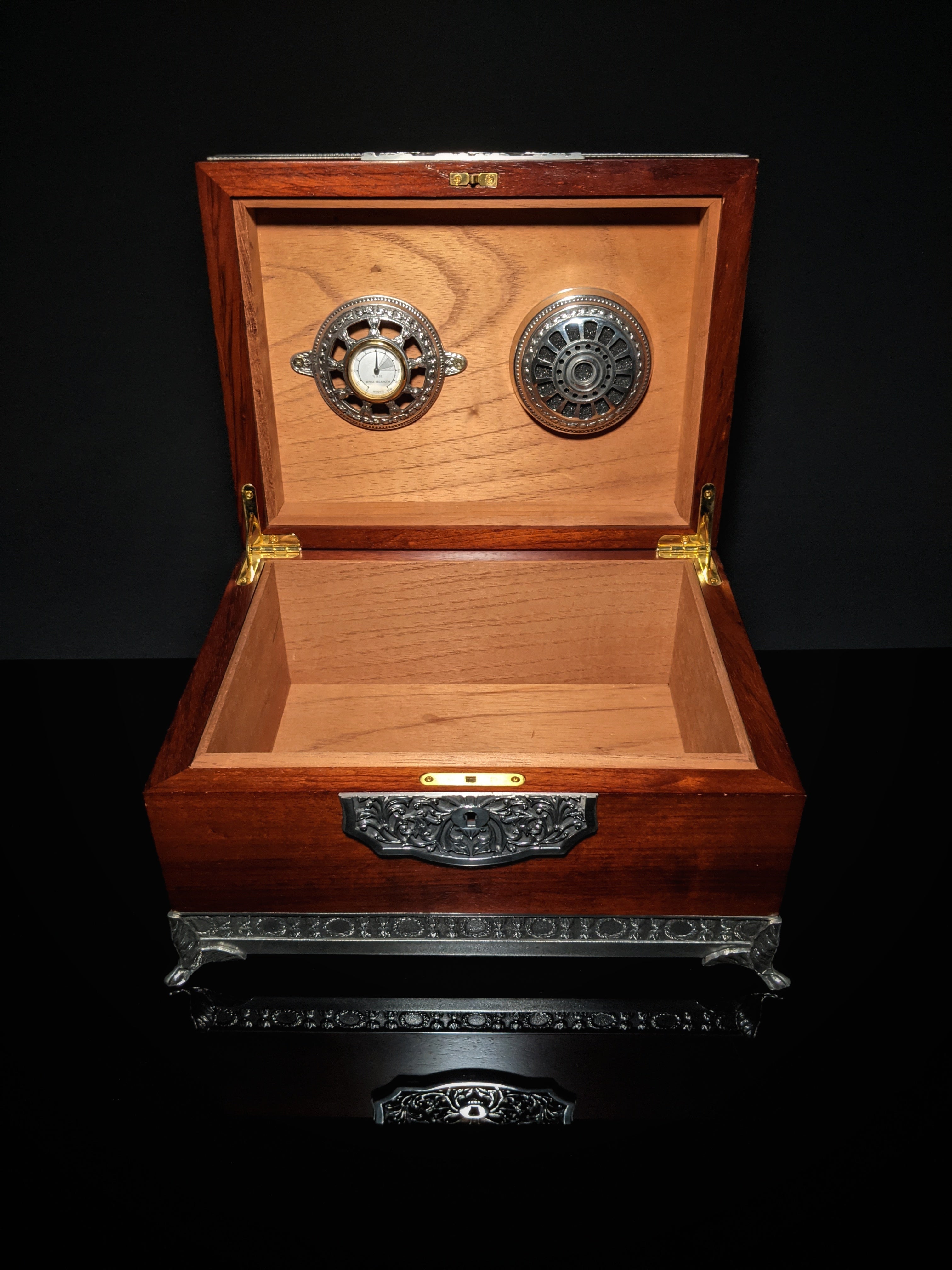 ROYAL SELANGOR  LEAF HUMIDOR BIRDSEYE MAPLE
