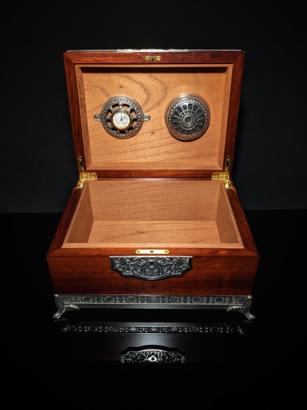 Royal Selangor Hand Finished Leaf Dominica Collection Pewter Leaf Humidor