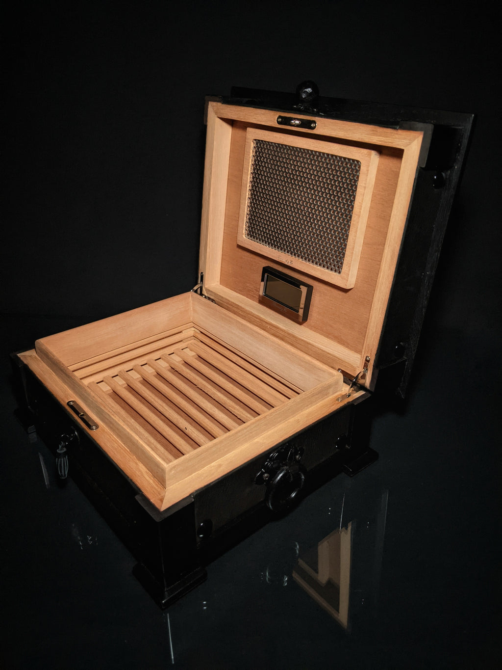 Brizard and co. The "Chesterfield" Humidor - 60/70 Count (Black)