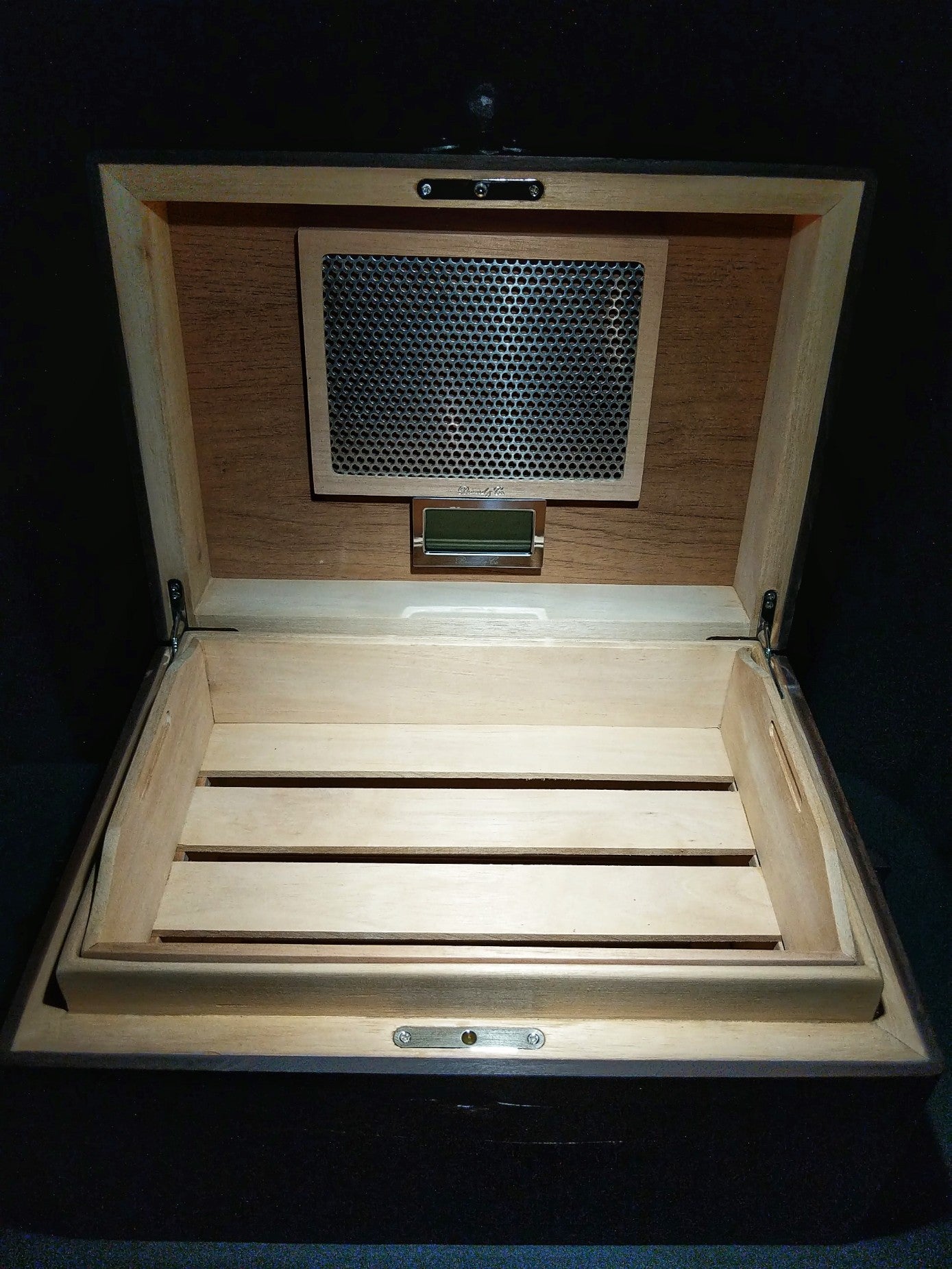 Brizard and Co " Hacienda " humidor 130 / 150 count 16" L x 12" W x 9" H