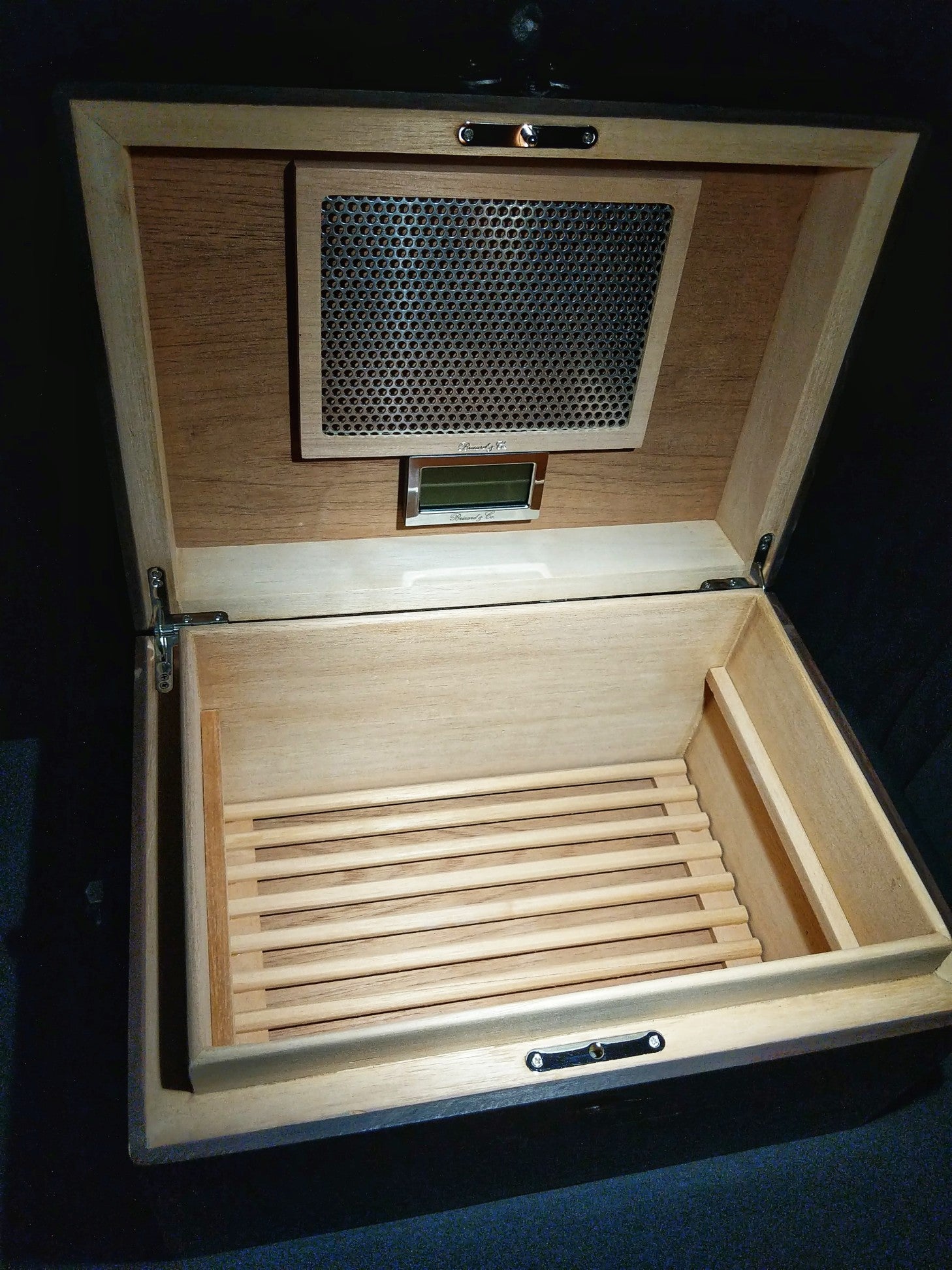 Brizard and Co " Hacienda " humidor 130 / 150 count 16" L x 12" W x 9" H