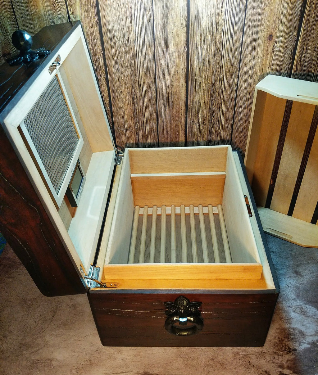 Brizard and Co " Hacienda " humidor 130 / 150 count 16" L x 12" W x 9" H