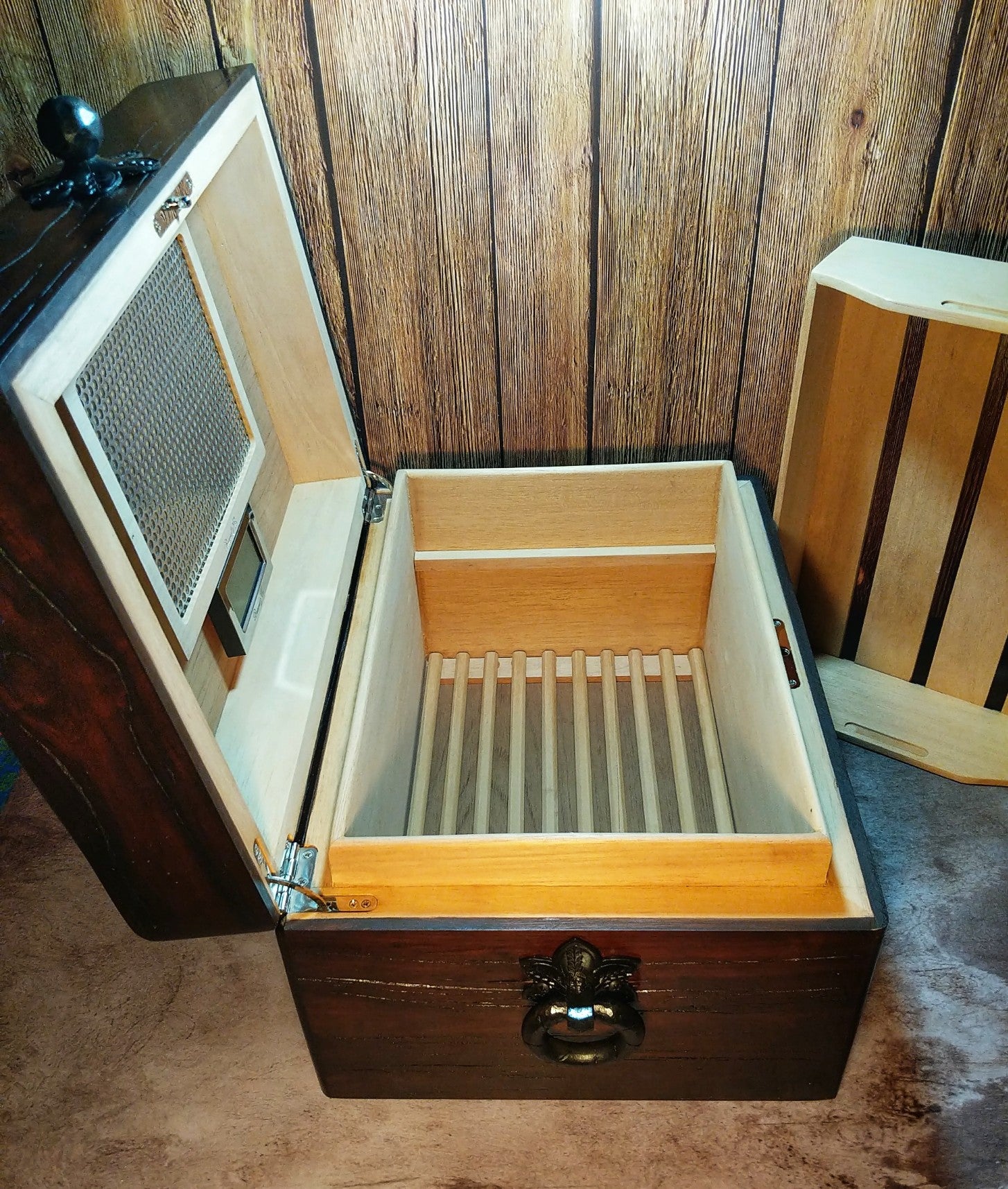 Brizard and Co " Hacienda " humidor 130 / 150 count 16" L x 12" W x 9" H