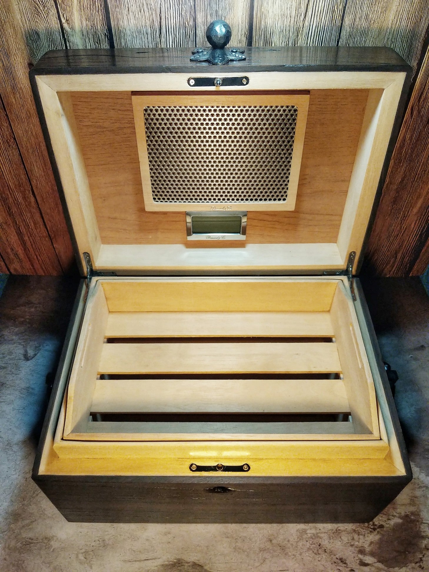 Brizard and Co " Hacienda " humidor 130 / 150 count 16" L x 12" W x 9" H