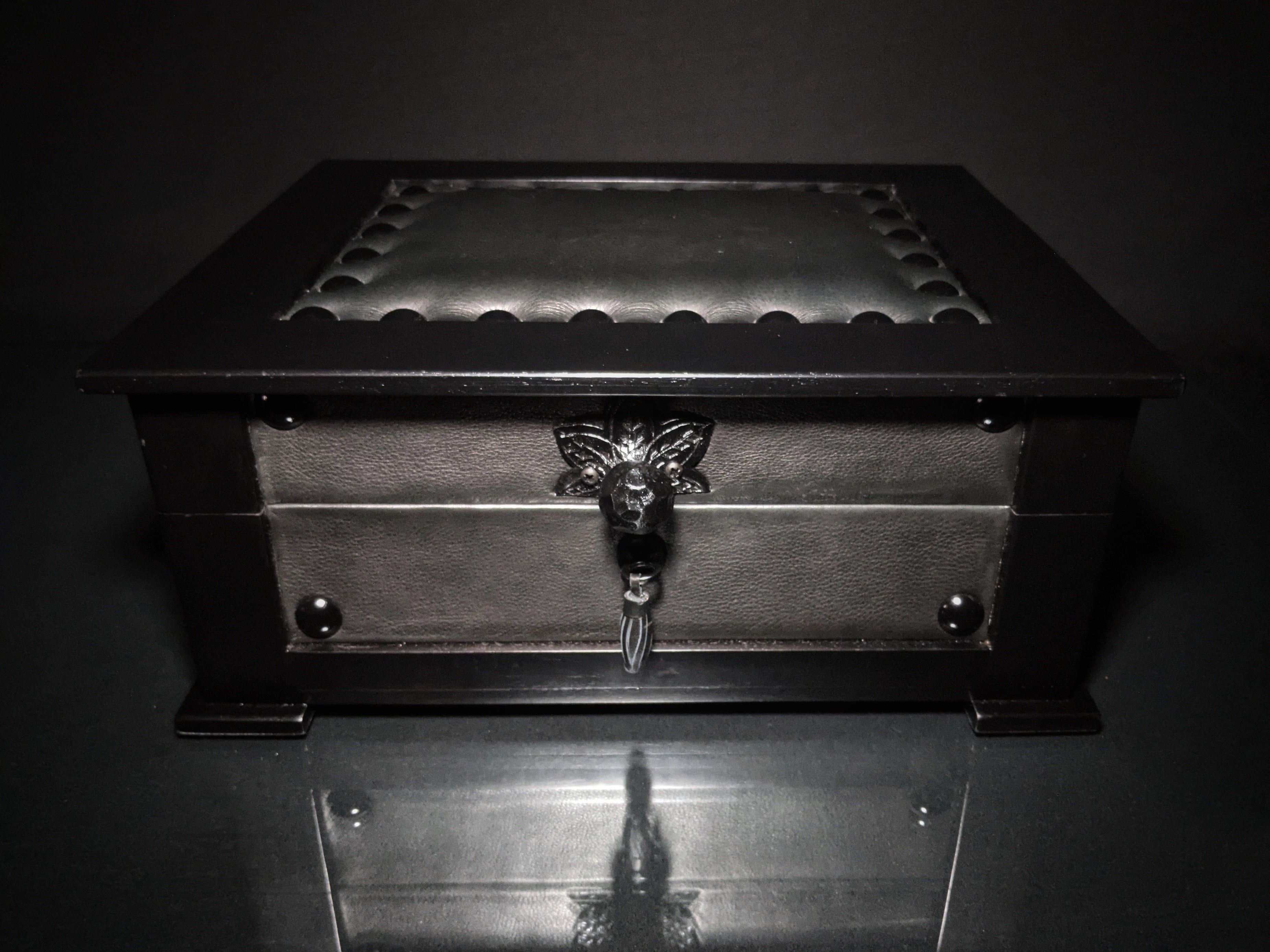 Brizard and co. The "Chesterfield" Humidor - 60/70 Count (Black)