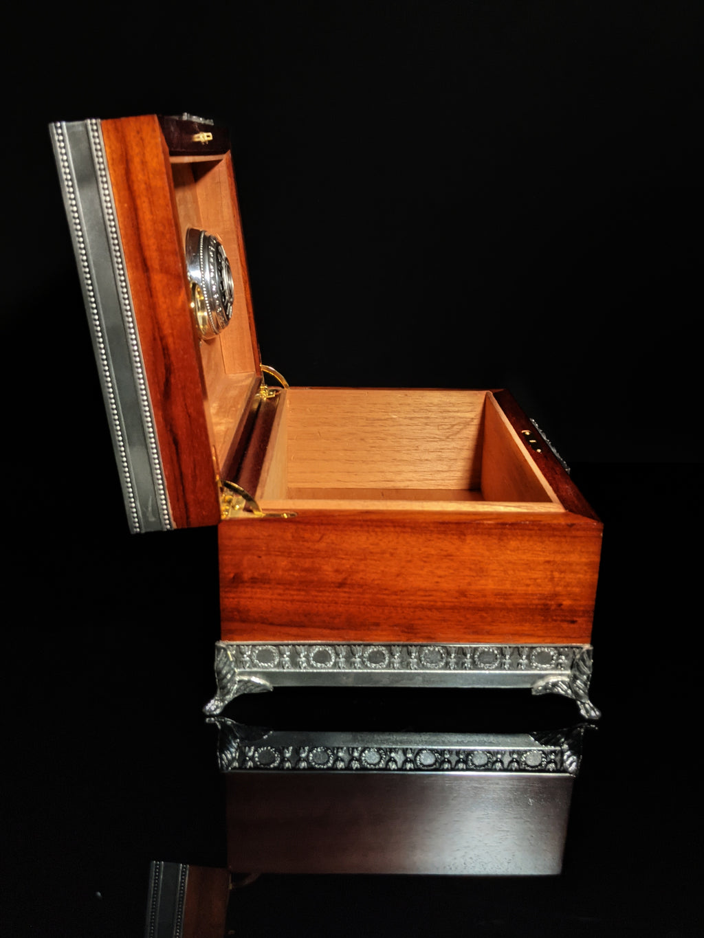 Royal Selangor Hand Finished Leaf Dominica Collection Pewter Leaf Humidor