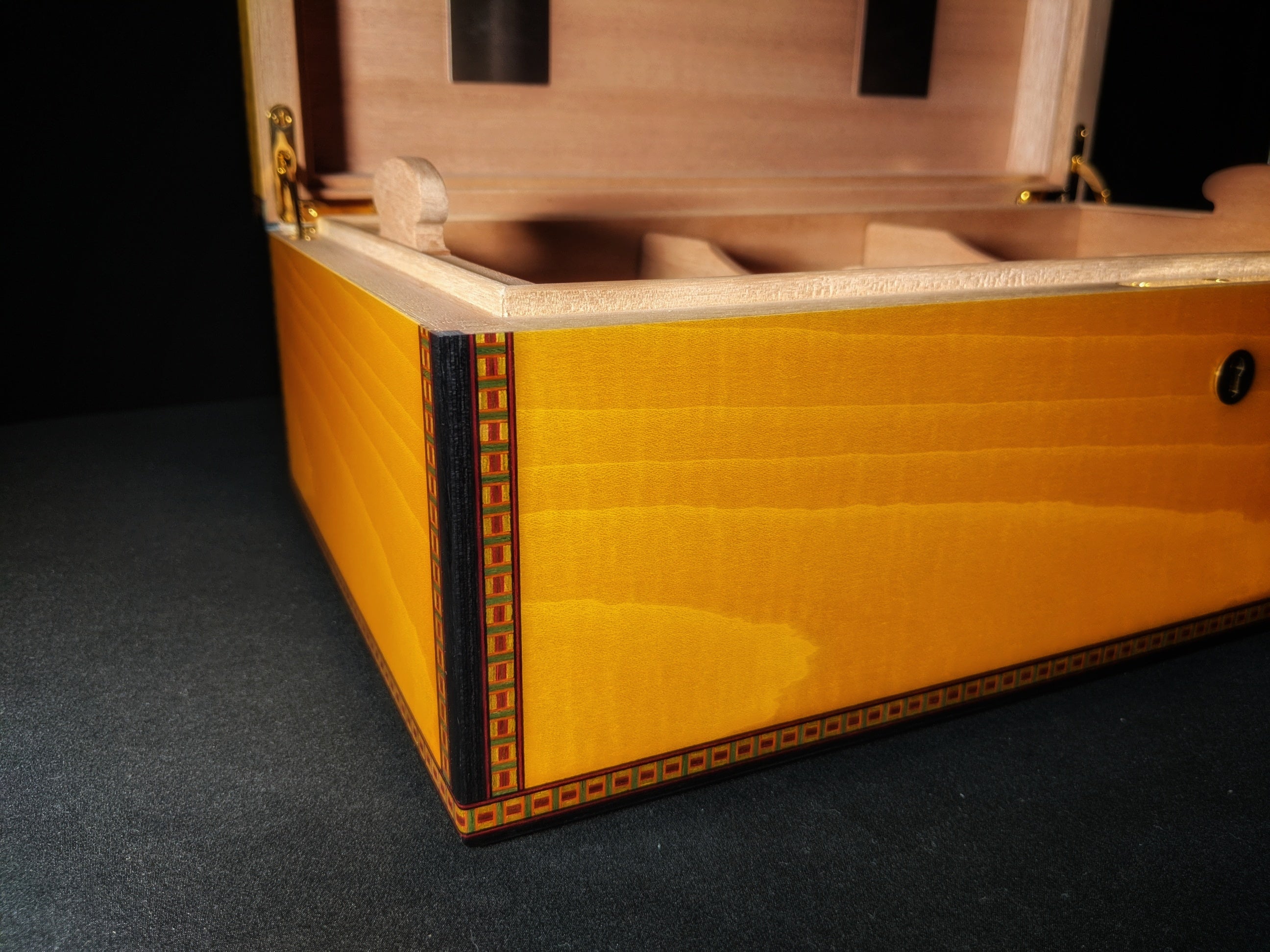 Elie Bleu Medals Yellow Sycamore Humidor 120 count NIB