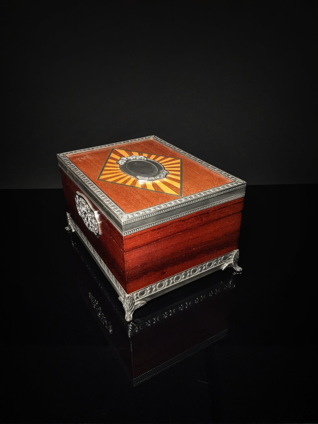 Royal Selangor Hand Finished Leaf Dominica Collection Pewter Leaf Humidor