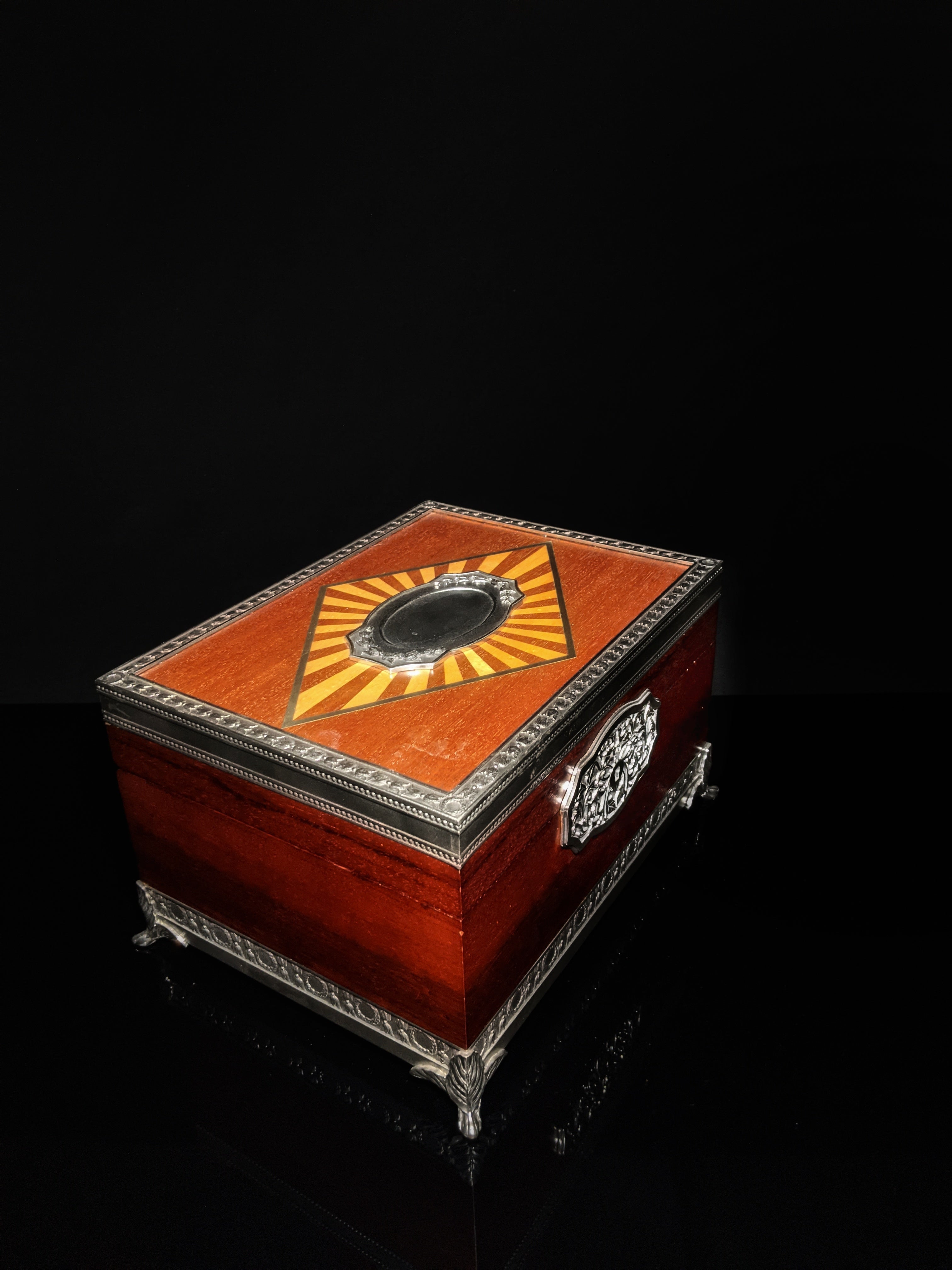 Royal Selangor Hand Finished Leaf Dominica Collection Pewter Leaf Humidor
