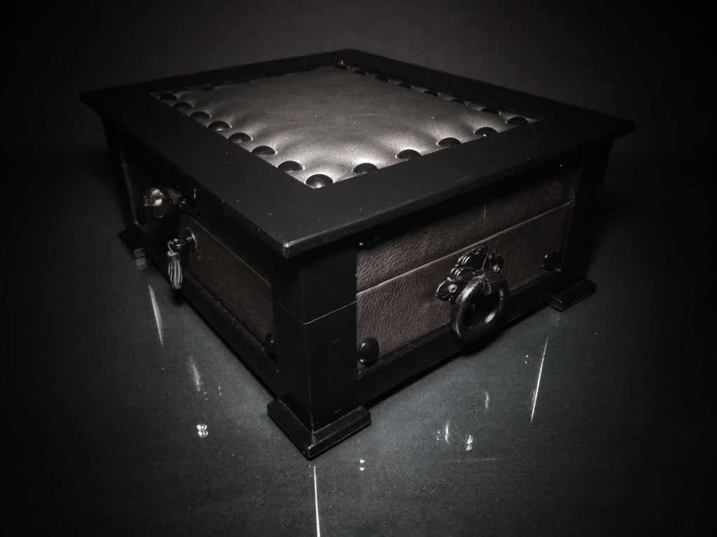 Brizard and co. The "Chesterfield" Humidor - 60/70 Count (Black)