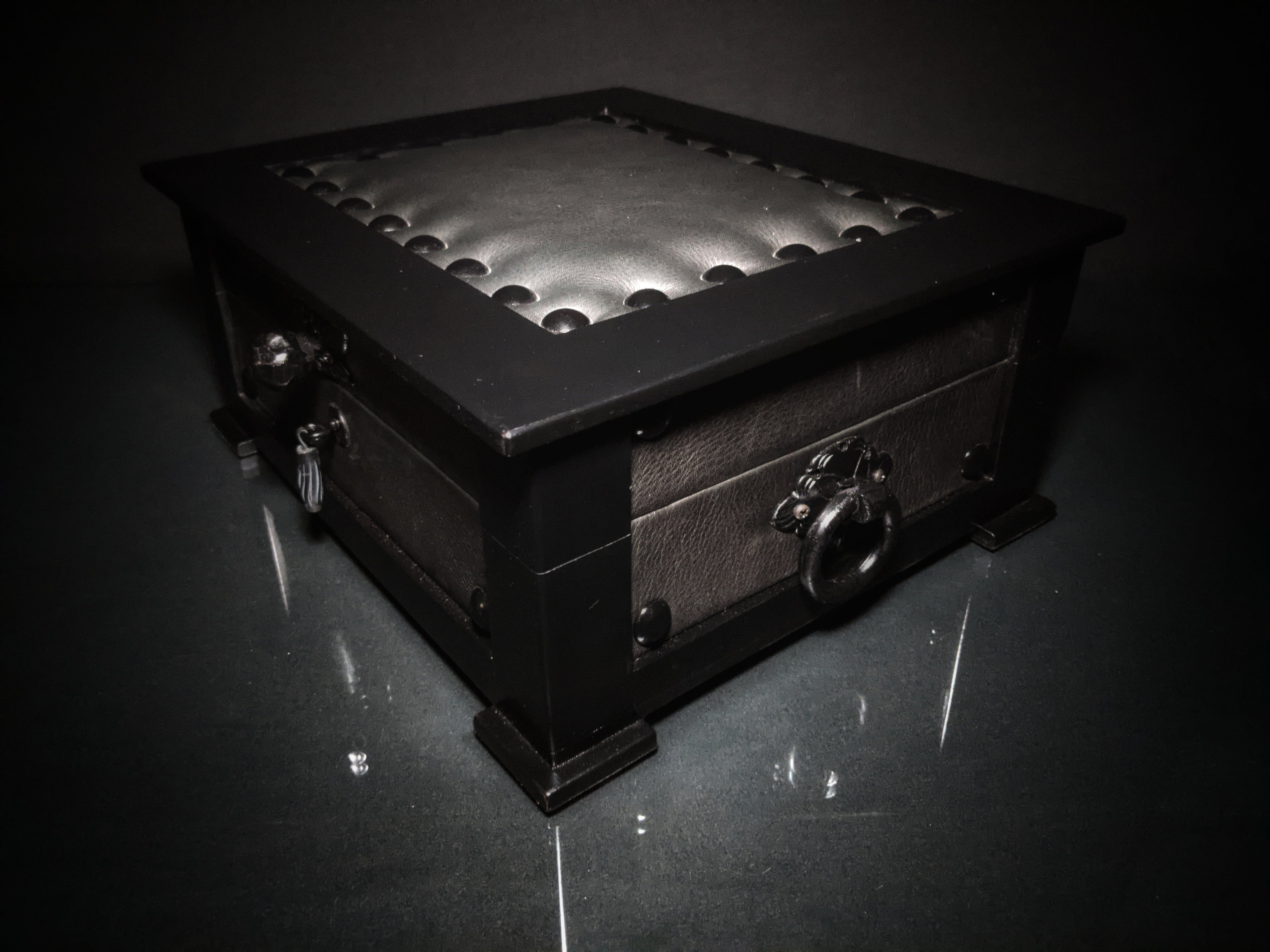 Brizard and co. The "Chesterfield" Humidor - 60/70 Count (Black)