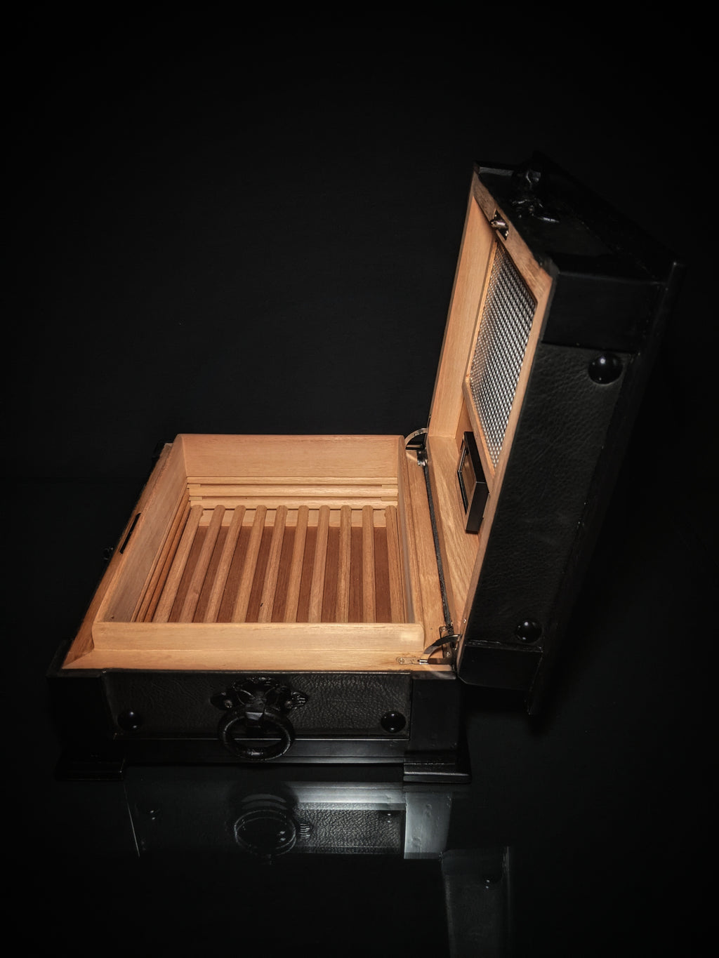 Brizard and Co. - The "Chesterfield" Humidor - 60/70 Count (Black) NIB USA