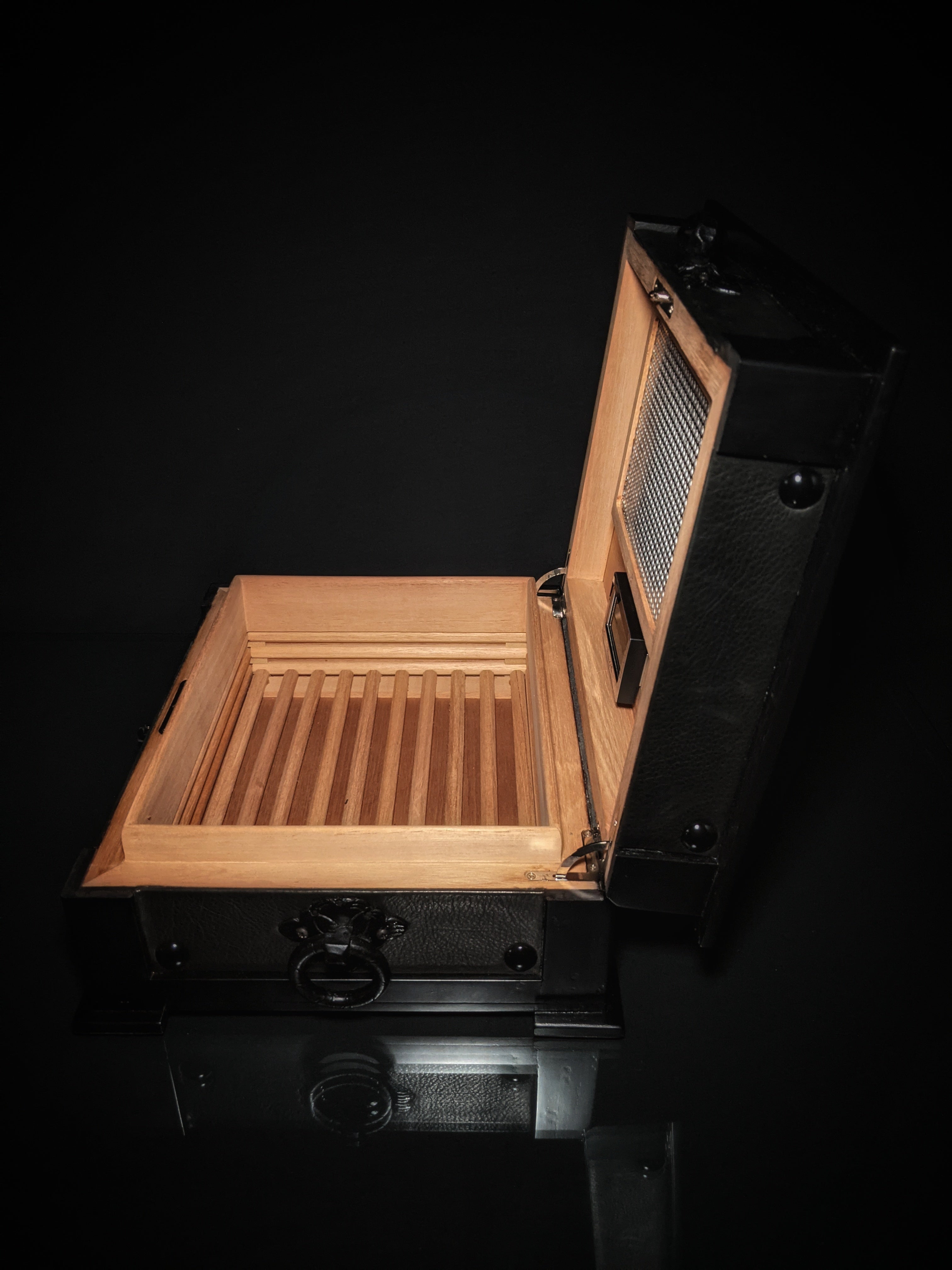 Brizard and Co. - The "Chesterfield" Humidor - 60/70 Count (Black) NIB USA