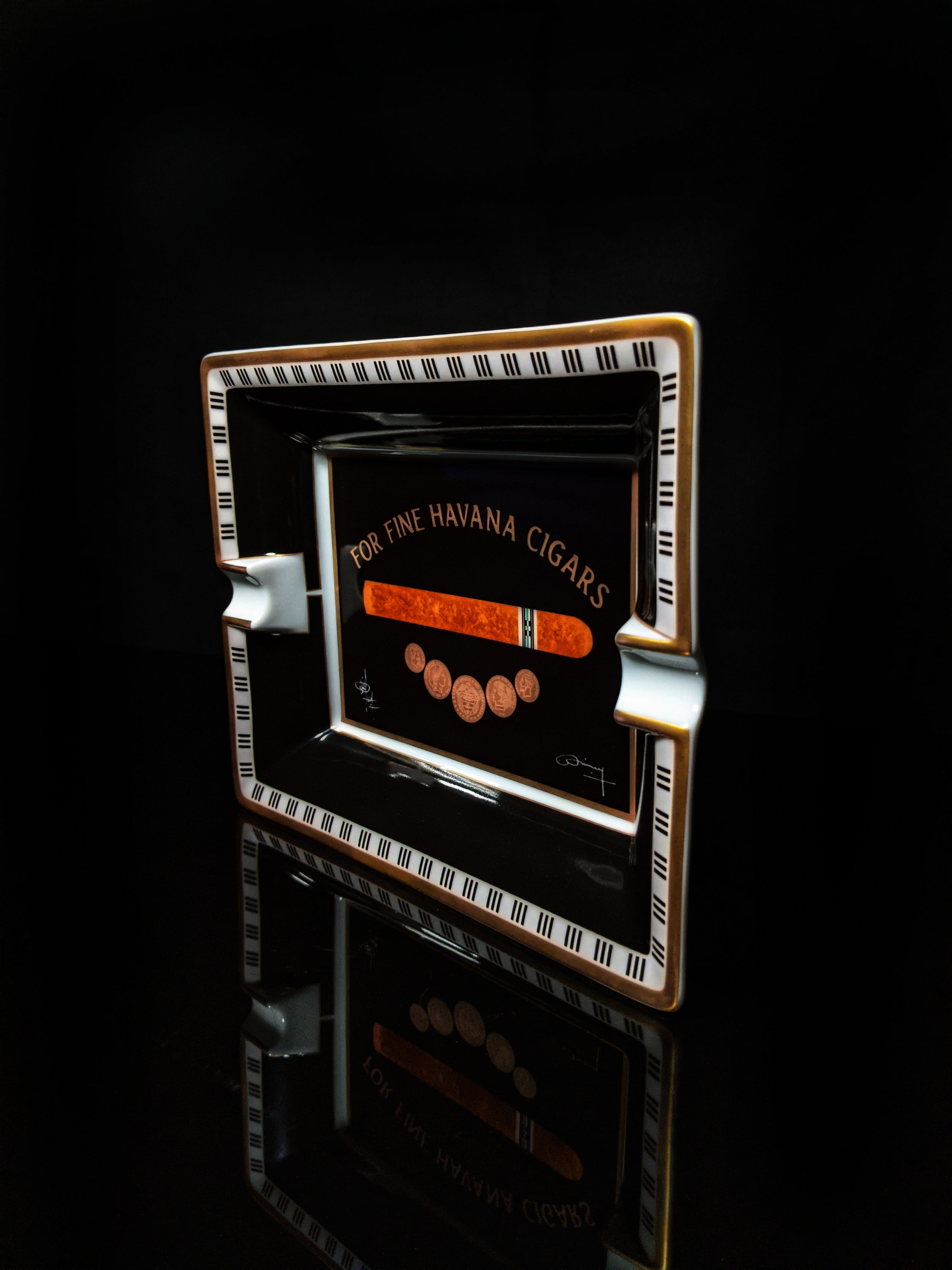 Elie Bleu Medal Black Cigar Ashtray