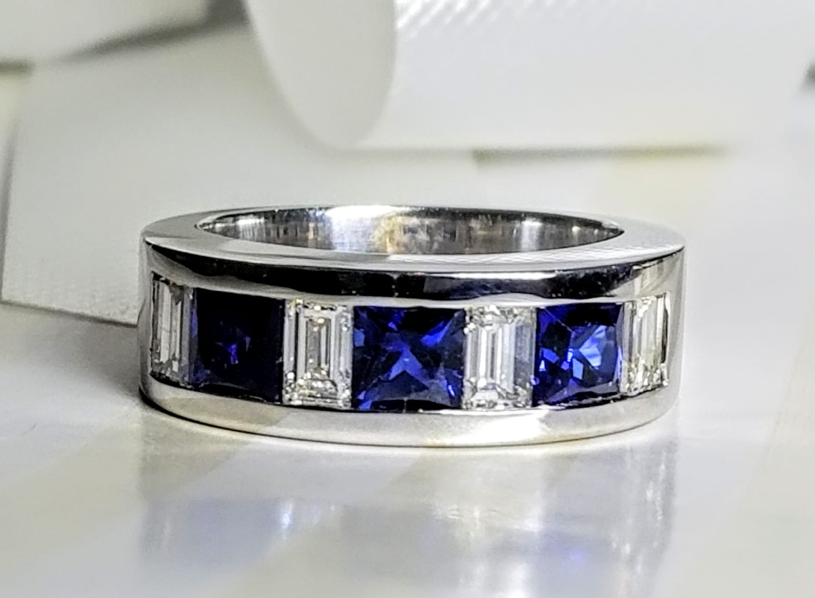 NATURAL SAPPHIRE AND DIAMOND BAGUETTE RING IN 18K WHITE GOLD