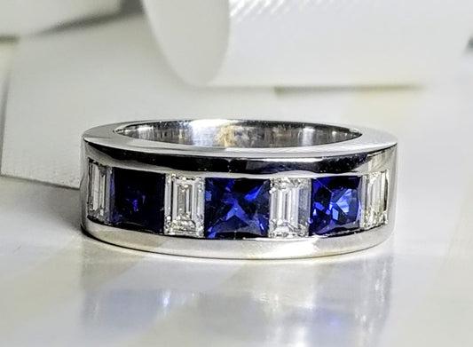NATURAL SAPPHIRE AND DIAMOND BAGUETTE RING IN 18K WHITE GOLD