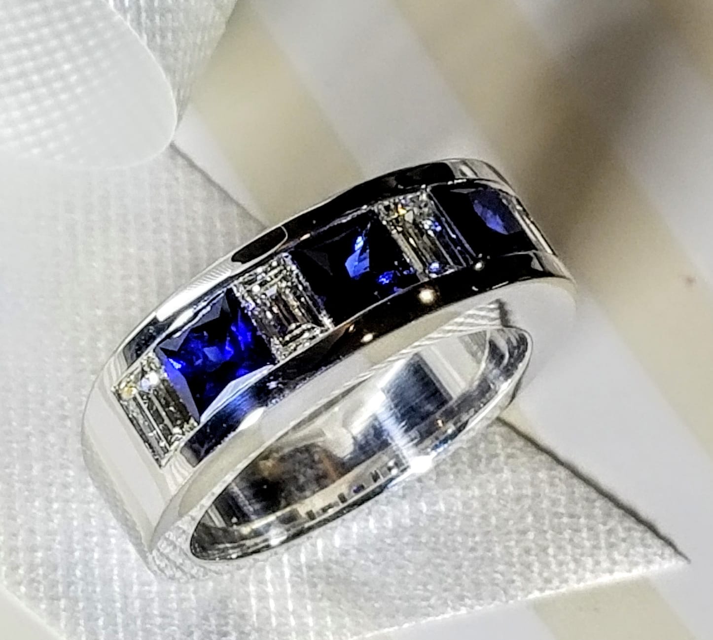 NATURAL SAPPHIRE AND DIAMOND BAGUETTE RING IN 18K WHITE GOLD