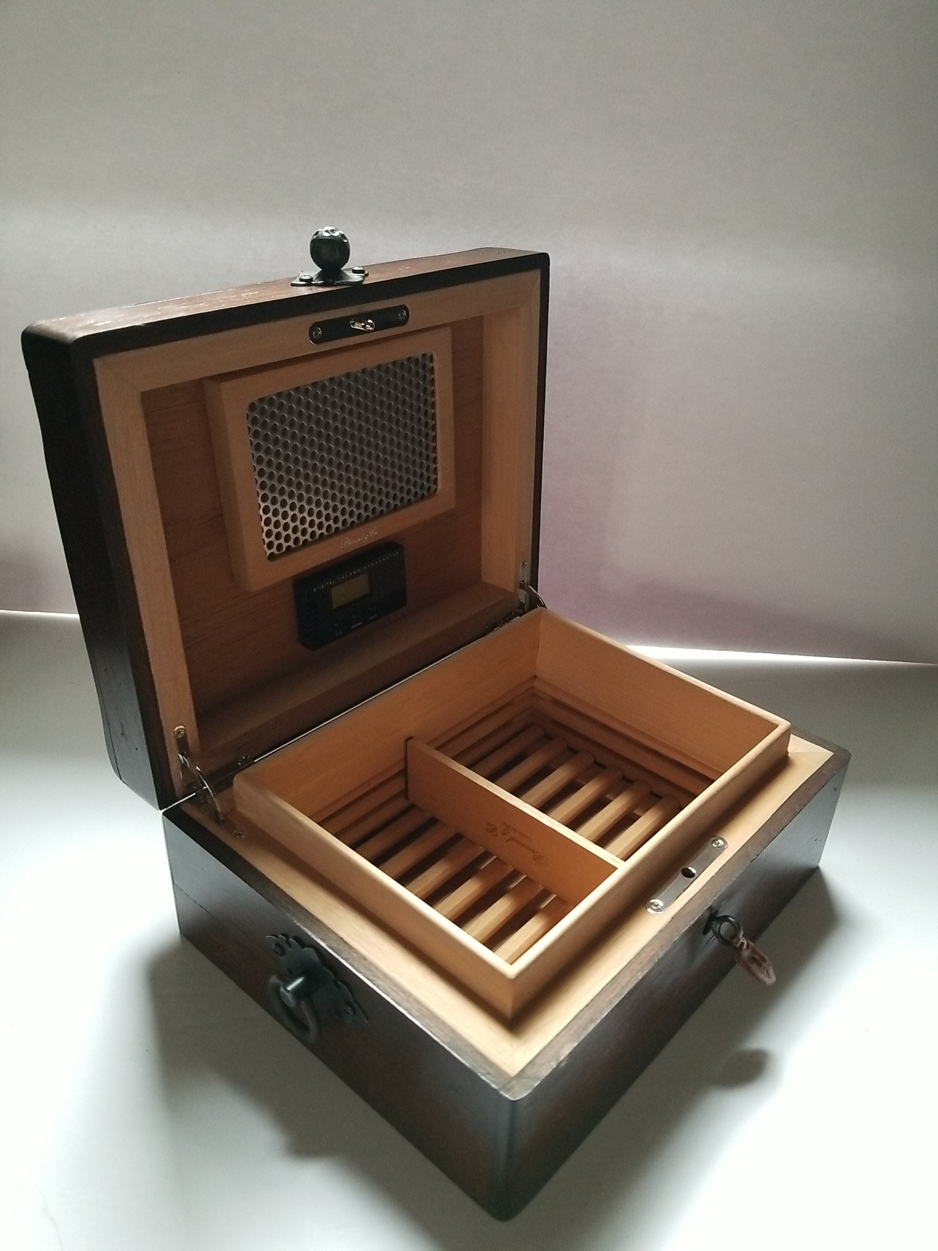 Brizard and Co "Hacienda 30 / 40 count humidor