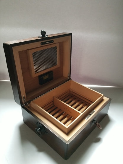 Brizard and Co "Hacienda 30 / 40 count humidor