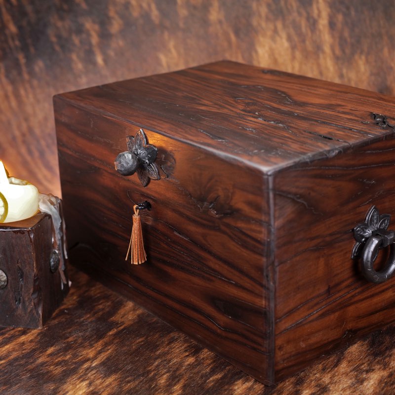 Brizard and Co " Hacienda " humidor 130 / 150 count 16" L x 12" W x 9" H