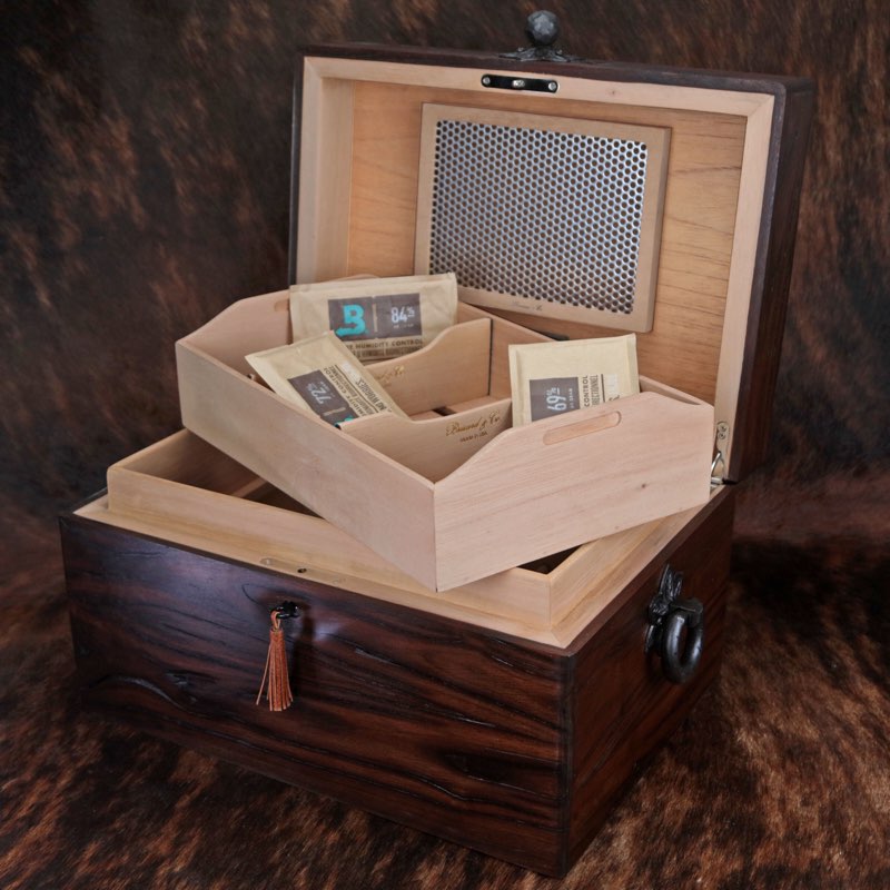 Brizard and Co " Hacienda " humidor 130 / 150 count 16" L x 12" W x 9" H