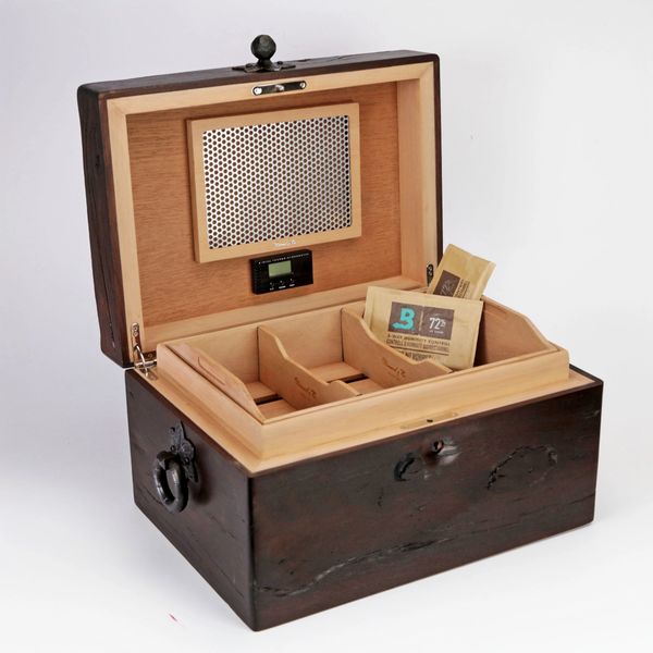 Brizard and Co " Hacienda " humidor 130 / 150 count 16" L x 12" W x 9" H